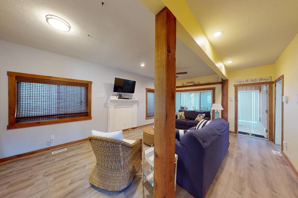 Live the 'Life on a Sandbar' in a beachfront bungalow! with ODU Football Tickets - נורפולק - סלון