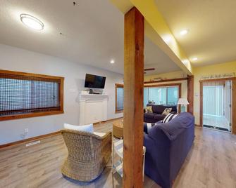 Live the 'Life on a Sandbar' in a beachfront bungalow! with ODU Football Tickets - Norfolk - Sala de estar