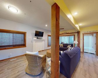 Live the 'Life on a Sandbar' in a beachfront bungalow! with ODU Football Tickets - נורפולק - סלון