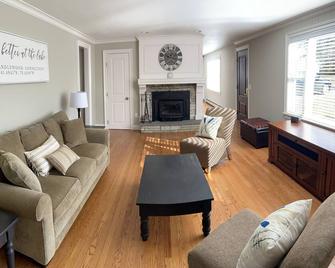 Candlewood Lake Family Fun - Danbury - Living room
