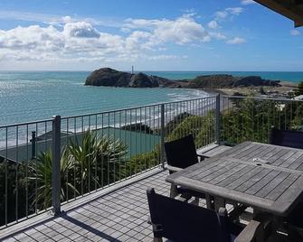 Modern private house with stunning ocean views\n - Whakataki - Balcón