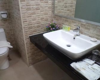 Midcity Hotel Melaka - Malacca - Bathroom