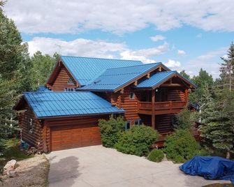 Huge Family Cabin near Park City; private pond; bunkhouse; and much more - Coalville - Building