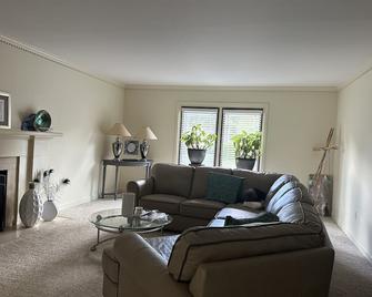 Cozy Bedroom for use. - Clinton Township - Living room