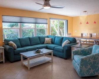 Space Coast Family Getaway Beach+Pool+Spa The Sea Turtle Cottage - Cape Canaveral - Living room