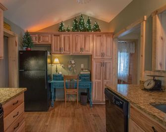 Storybook Redemption Cabin - Best of Cozy Colorado Mountain Cabins - Prime Loc - Estes Park - Kitchen