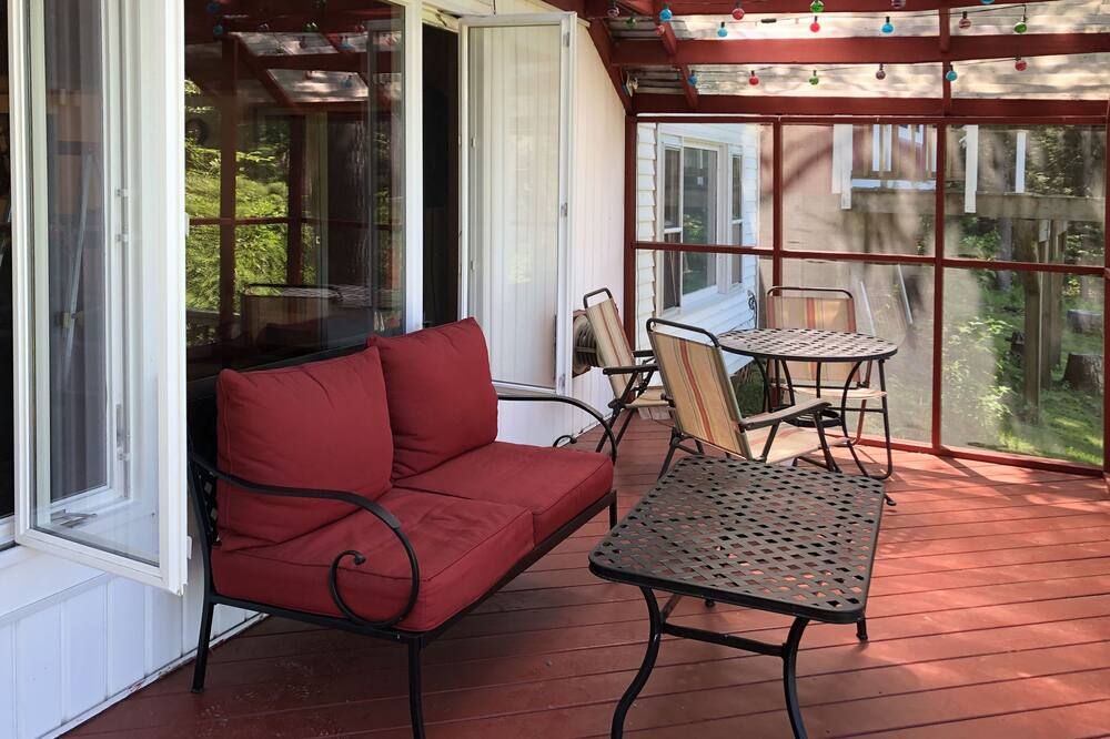 This lakefront cottage is an ideal getaway for a family!