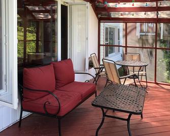 This lakefront cottage is an ideal getaway for a family! - Montrose - Balcón
