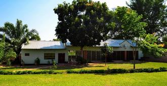 Decha Guest Lodge - Livingstone - Building