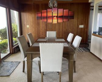 Lake views and Sunsets for Days - Lorain - Dining room