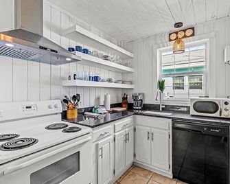 Charming Cottage - Atlantic Beach - Kitchen