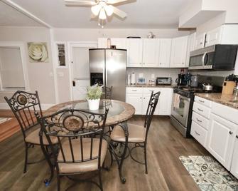 Entire House w/parking mins to Historical Boston - Everett - Kitchen