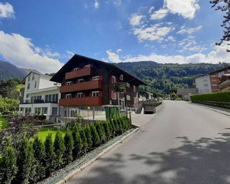Moderne und urige Penthouse Ferienwohnung für 8 Personen in der Drei Türme - Tschagguns - Gebäude