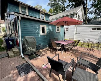 Classic Lakeside Cottage, Prime Location-Across from Hoover Auditorium - Marblehead - Patio
