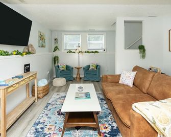 Little Italy in DSM: 2 Bed 1 Bath Upgraded Townhome w/King Bed & Reading Nook - Des Moines - Living room