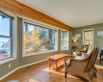 Downtown w/ Views, Hot Tub Overlooking the Lake and Steps to Tubbs Hill - Coeur d'Alene - Living room