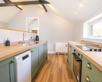 The Old Parlour, Pet Friendly, With A Garden in Durley - Southampton - Kitchen