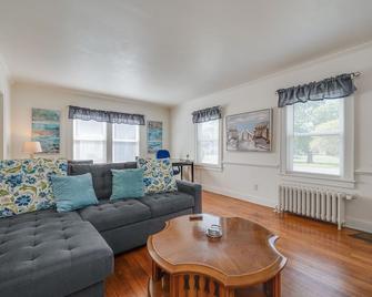 Cute Wythe Two Bedroom at Robinson Park - Hampton - Living room