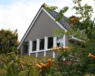 Große Wohnung in Diekmannshausen - Varel - Gebäude