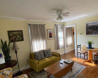 The Urban Oasis. Located in Charleston's Hip, Historic East End - Charleston - Living room
