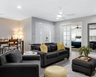 Bella Casa I Pool with Spa Minutes to Downtown and Beaches - San Diego