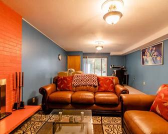 Newly Remodeled and furnished lower level home with 100% privacy. - Tukwila - Living room