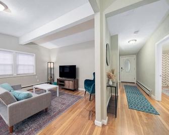 Couples and beach lovers meet your needs in one location - Marblehead - Living room