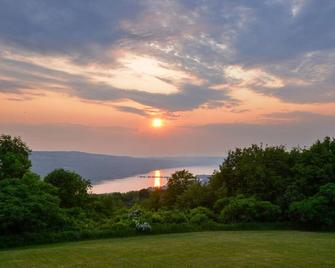 Hilltop Retreat & Spa Spring Ski Season - Tully - Outdoors view