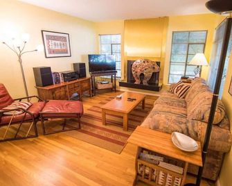 1903 Paramount Avenue - Austin - Wohnzimmer