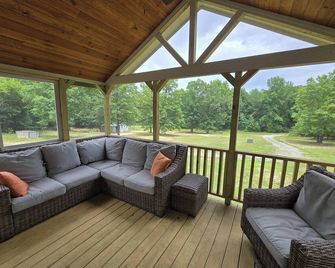 Cozy cabin with AC and loft in charming Lillington - Lillington - Living room