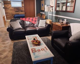 Lazy Days on Leir-2 Bedroom Guest Basement Suite - Penticton - Living room