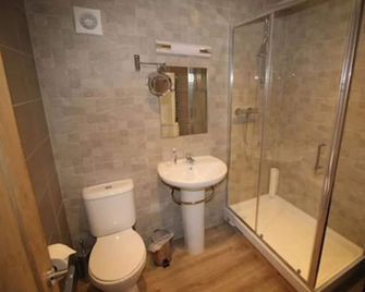 Number 18 Apartments - Exeter - Bathroom