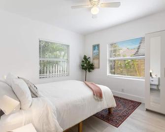 Charming 2 Bedroom Apartment in Victoria Park - Fort Lauderdale - Bedroom