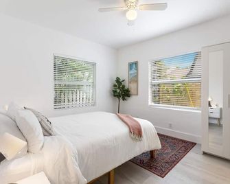 Charming 2 Bedroom Apartment in Victoria Park - פורט לודרדייל - חדר שינה