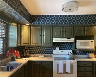 Derinda House - Elizabeth - Kitchen