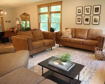 Home in the Woods. Between Rochester & Minneapolis - Cannon Falls - Living room