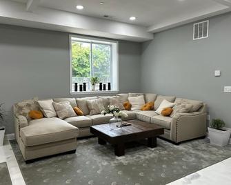 Caton Manor Estate and Pool - Catonsville - Living room