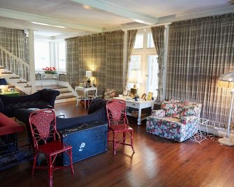 Classic Old Quogue Estate with Pool and AC Short Walk to Beach - Quogue - Lounge