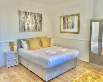 Roof Terrace Two Bedroom Apartment - Walk to Beach - Bournemouth - Bedroom
