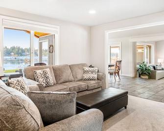 Lakefront house with built-in bar & grill, fireplace, beach, & dock - Bonney Lake - Living room