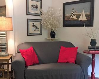 Escape From Reality private dock on Lake Hartwell - Anderson - Living room