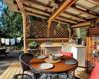 Camping/Glamping in the Shuswap- Private .25 acre minutes from the lake. - Celista - Patio