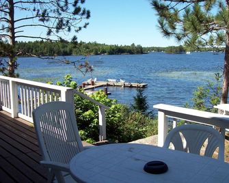 The Lakehouse 3 bedroom private cottage with lakeside deck and dock on Nipissing - Callander - Balcony