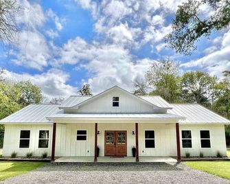 Farmhouse Retreat under the Oaks, located close to Round Top - La Grange - Building