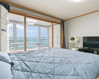 Yeongdeok Blue Ocean Tourist Pension - Yeongdeok - Habitación