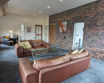 Penthouse-Highstreet-Sleeps2-87ws - Merthyr Tydfil - Living room