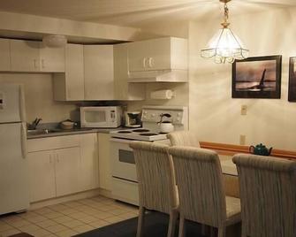 Whale's Tail Guest Suites - Ucluelet - Dining room