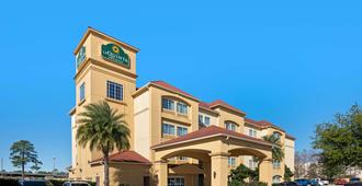 La Quinta Inn & Suites by Wyndham Houston Bush Intl Airpt E - Humble - Budynek