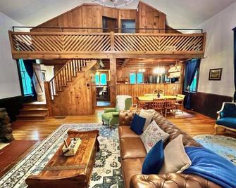 Old School 7 - Charming 2-bedroom historic home in welcoming Mansfield - Mansfield - Living room