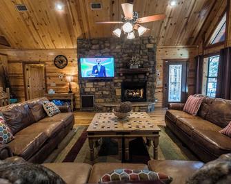 Leaping Lizard Lodge | Sleeps 16 | 4 Beds | 3.5 Baths - Broken Bow - Lounge